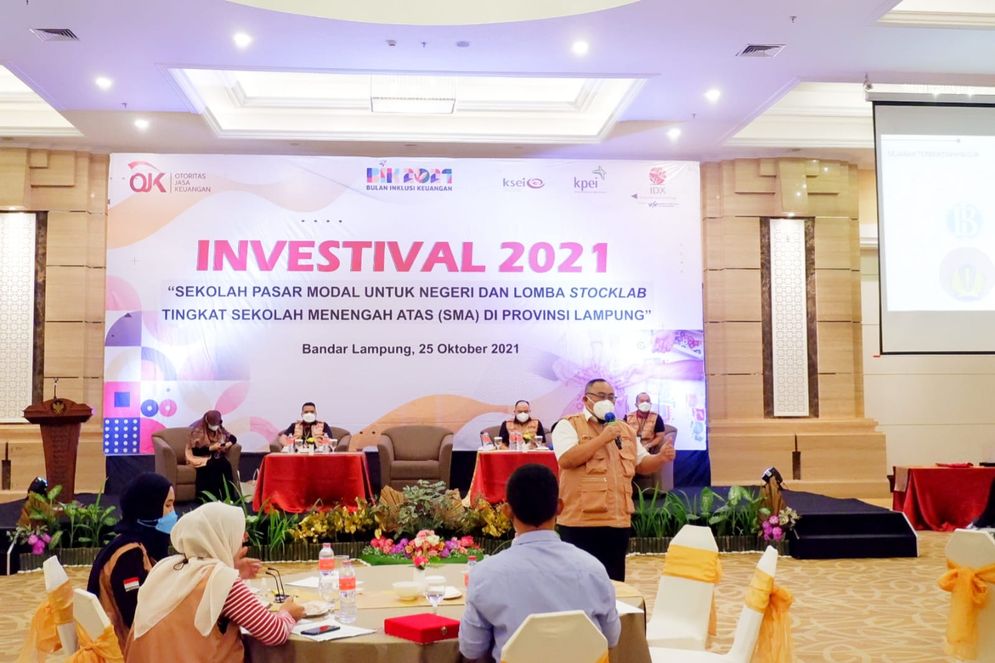 Kepala OJK Provinsi Lampung Bambang Hermanto saat memberikan sambutan pada acara Investival 2021 di Swiss-belhotel, Senin (25/10/2021). 