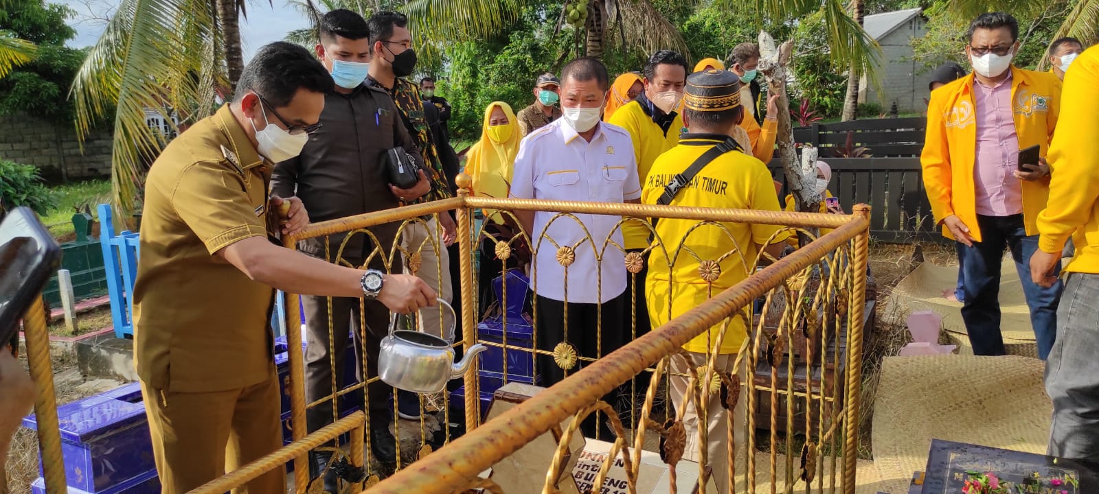 Ketua Partai Golkar Balikpapan Rahmad Mas'ud bersama pengurus ziarah ke makam Mukmin Faisyal, Senin (25/10/2021)