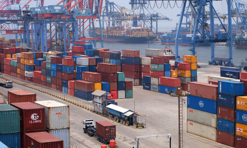 Suasana bongkar muat di area PT IPC Petikemas, Tanjung Priok 2, Jakarta, Selasa, 26 Oktober 2021. Foto: Ismail Pohan/TrenAsia