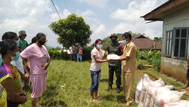 Danpos Babinsa Golowelu Bagi-Bagi Sembako untuk Masyarakat Terdampak Covid-19