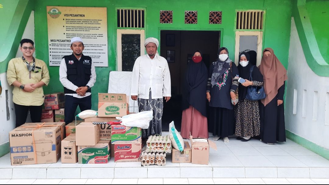 Tim Aksi Cepat Tanggap (ACT) Kalimantan Selatan dan Ibu-ibu PIKK PLN UPDK Barito memberikan bantuan sembako ke Pondok Pesantren Shafwanul Musthafa.

