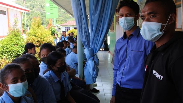 Puskesmas Boru Layangkan Ratusan Vaksin Sinovac Dukung Belajar Siswa SMP di Wulanggitang