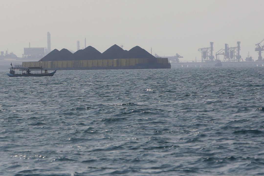 Kapal tongkang pengangkut batu bara melintas di perairan Banten. Foto: Ismail Pohan/TrenAsia