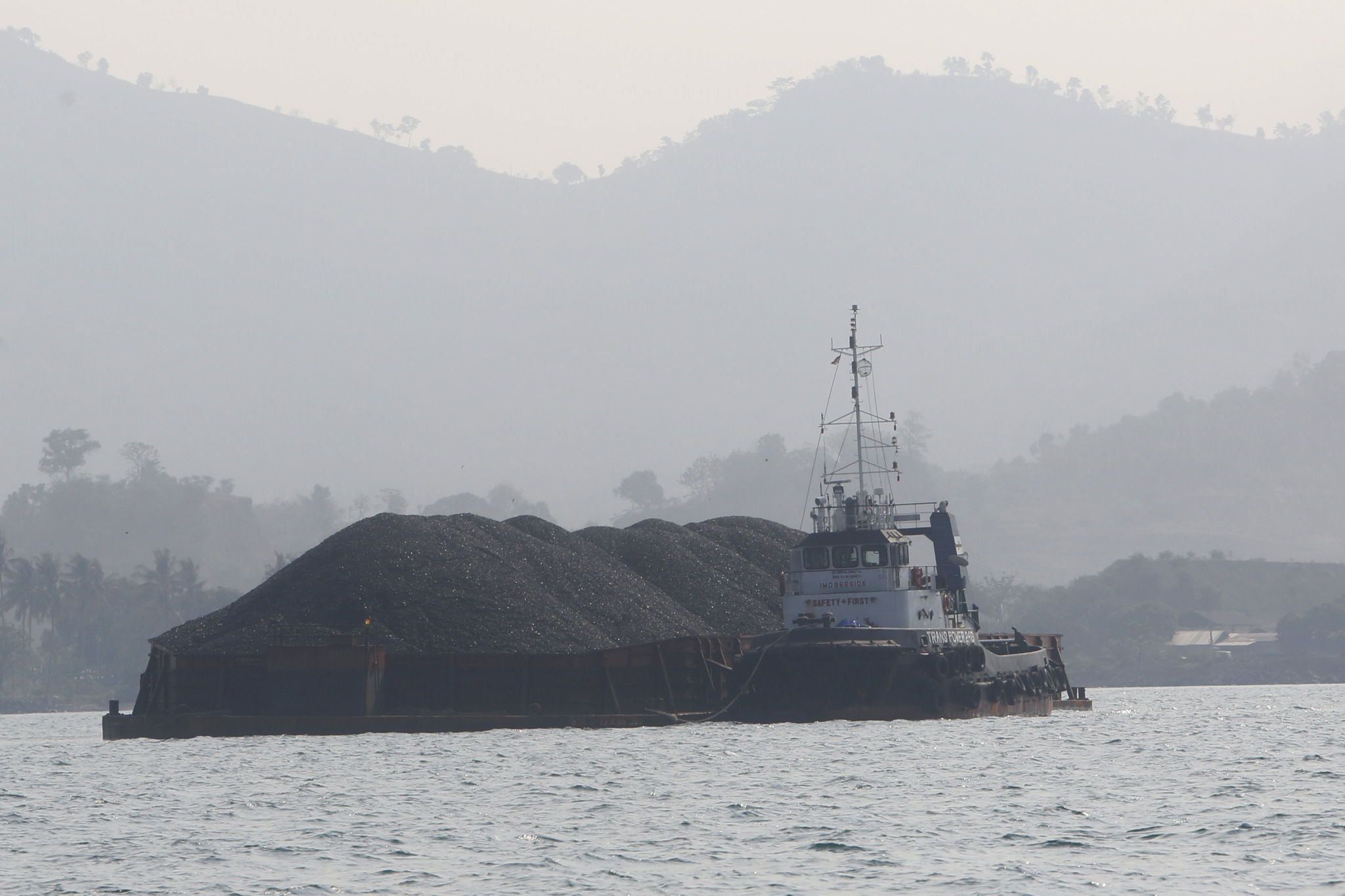 Kapal tongkang pengangkut batu bara melintas di perairan Banten. Foto: Ismail Pohan/TrenAsia