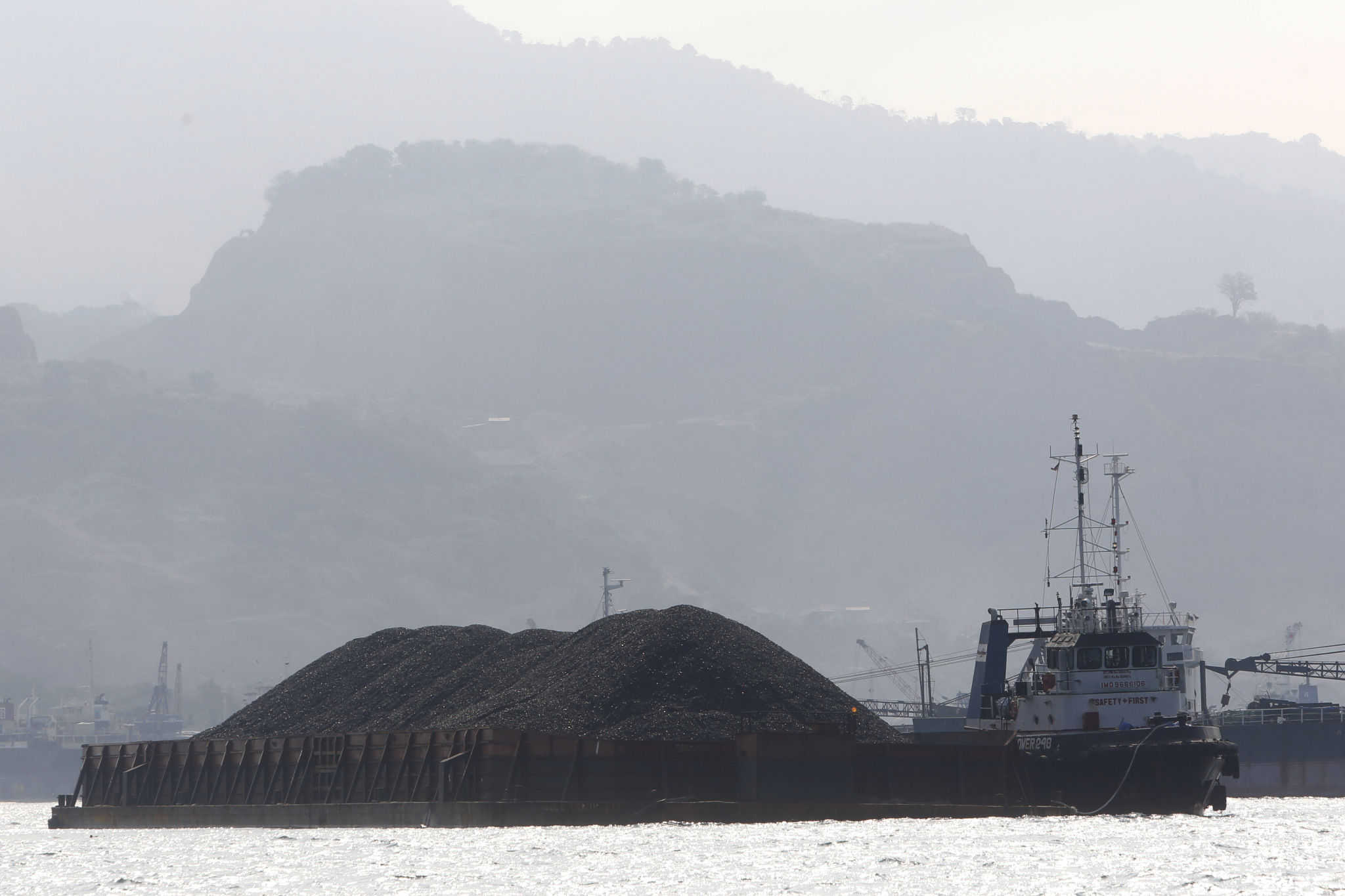 Kapal tongkang pengangkut batu bara melintas di perairan Banten. Foto: Ismail Pohan/TrenAsia