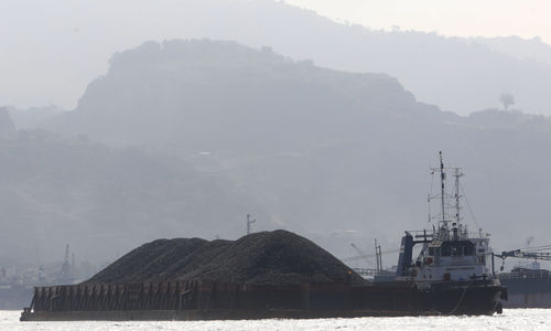 Kapal Tongkang Batubara .jpg