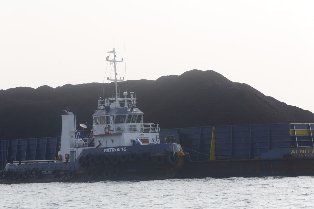 Kapal tongkang pengangkut batu bara melintas di perairan Banten. Foto: Ismail Pohan/TrenAsia