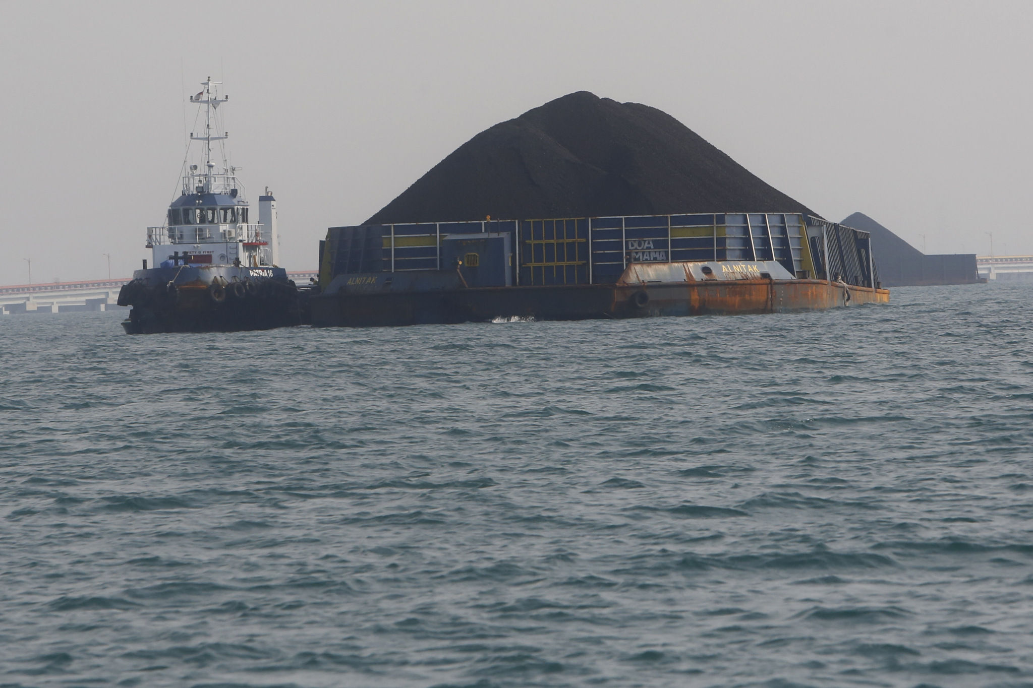 Kapal tongkang pengangkut batu bara melintas di perairan Banten. Foto: Ismail Pohan/TrenAsia