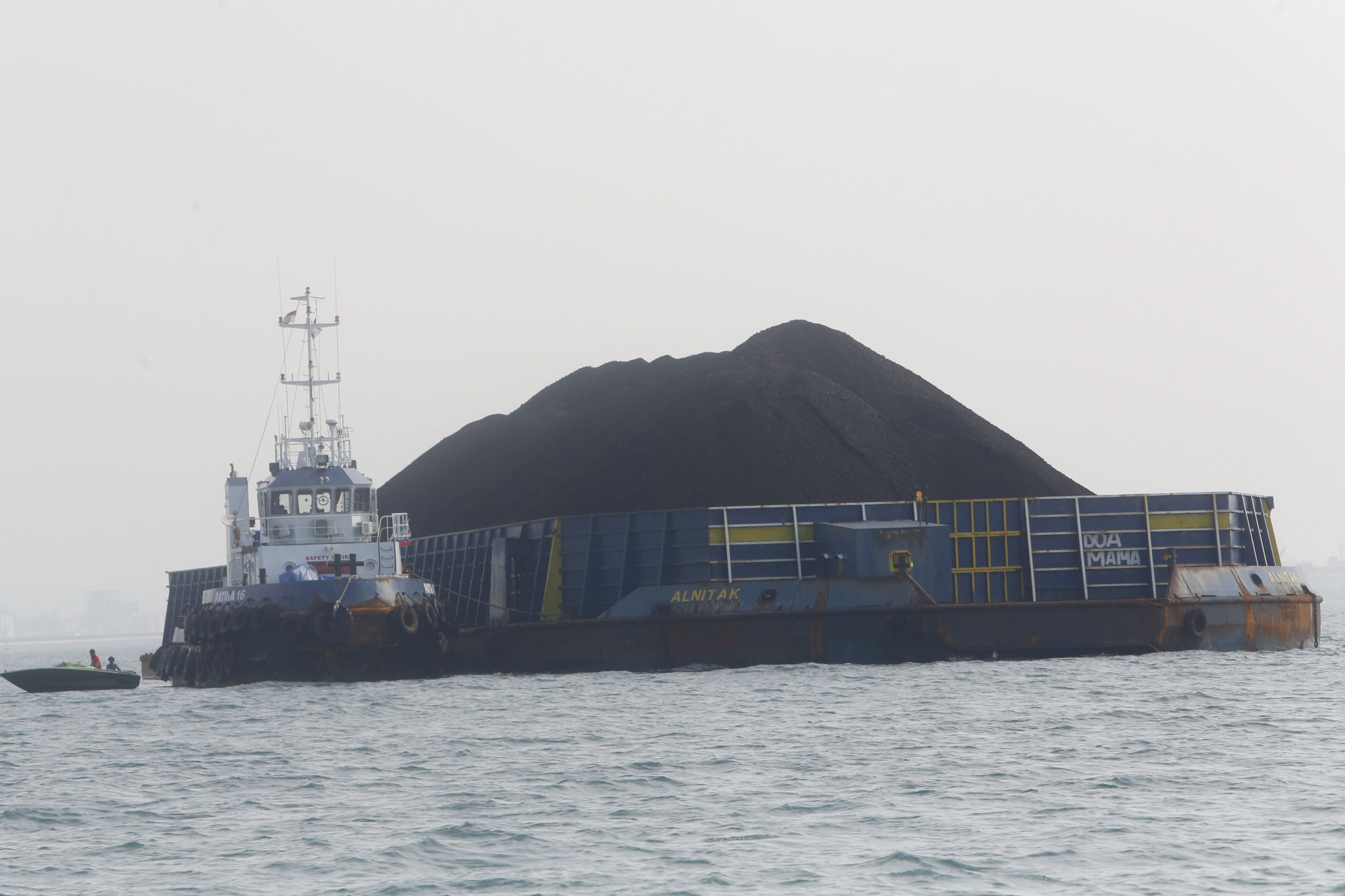 Kapal tongkang pengangkut batu bara melintas di perairan Banten. Foto: Ismail Pohan/TrenAsia