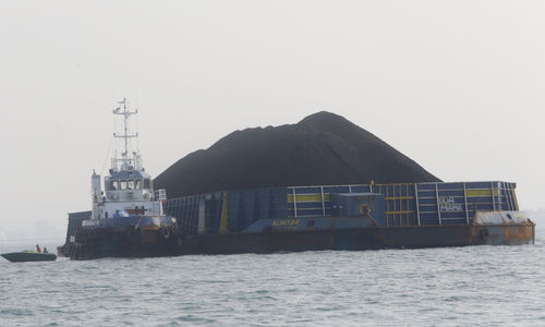 Kapal tongkang pengangkut batu bara melintas di perairan Banten. Foto: Ismail Pohan/TrenAsia