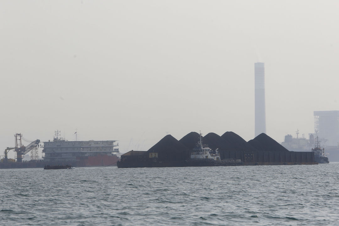 Kapal tongkang pengangkut batu bara melintas di perairan Banten. Foto: Ismail Pohan/TrenAsia