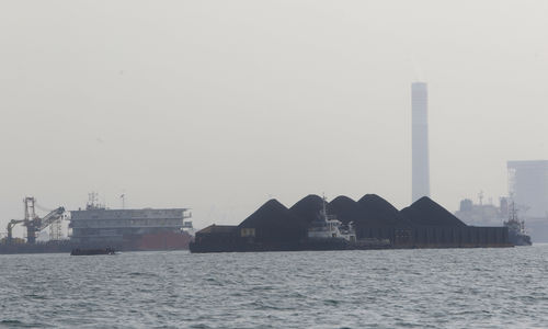Kapal Tongkang Batubara.jpg