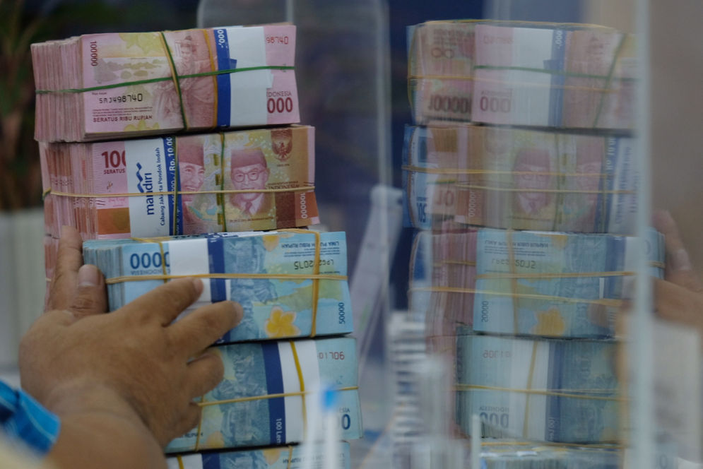 Nasabah melakukan transaksi penarikan uang Rupiah di Jakarta, Kamis (18/10/2021). 