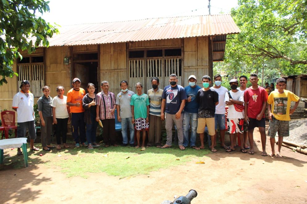 Karang Taruna Hokeng Jaya bersama keluarga Daniel dan Aparat Desa Boru Kedang