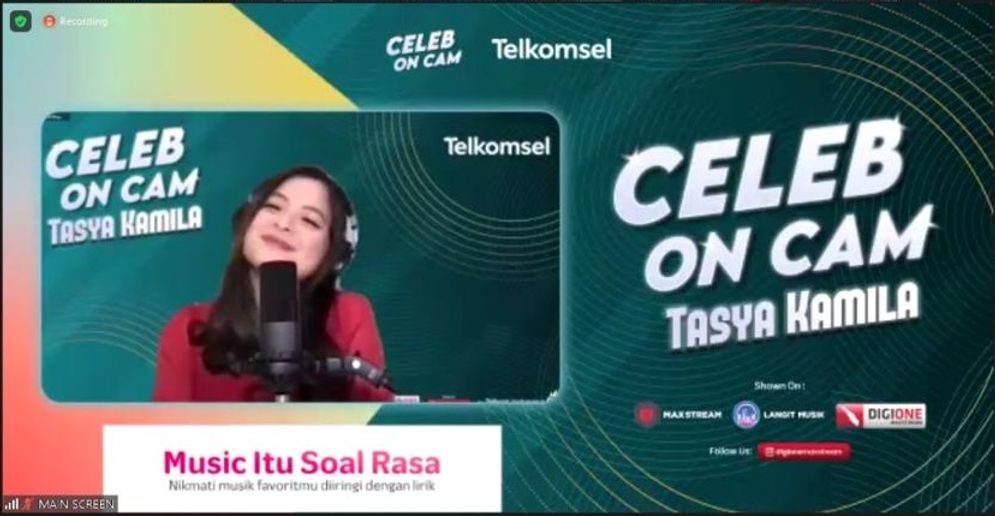 Celeb on cam  ditayangkan langsung melalui channel DGOne MAXstream ini menghadirkan sosok selebriti dan content creator Tasya Kamila serta Tenggo Wicaksono. 