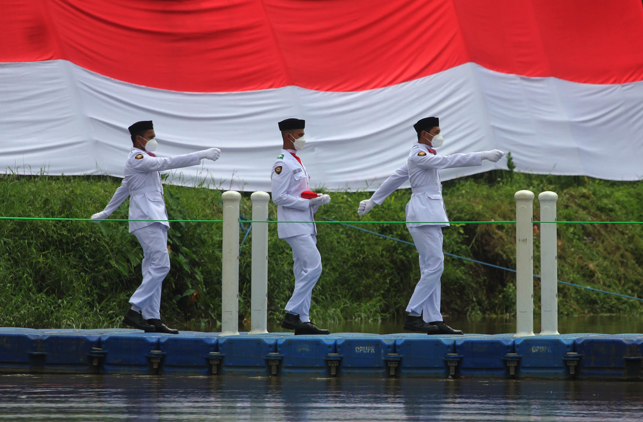 Sejumlah pelajar,Kepolisian,TNI,pejabat pemerintahan serta beberapa organisasi massa di Kota Tangerang menggelar upacara bendera memperingati Hari Sumpah Pemuda di tengah sungai cisadane, Kamis 28 Oktober 2021. Foto : Panji Asmoro/TrenAsia