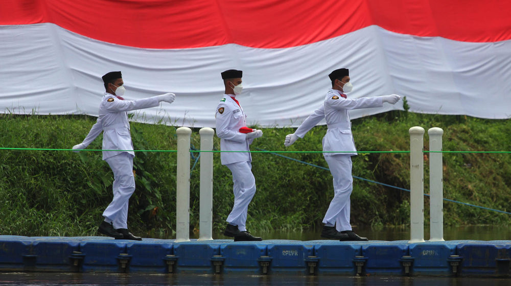 Peringati Sumpah Pemuda Di Tengah Sungai Cisadane - Panji 1.jpg