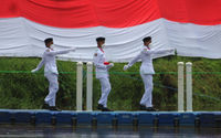 Sejumlah pelajar,Kepolisian,TNI,pejabat pemerintahan serta beberapa organisasi massa di Kota Tangerang menggelar upacara bendera memperingati Hari Sumpah Pemuda di tengah sungai cisadane, Kamis 28 Oktober 2021. Foto : Panji Asmoro/TrenAsia