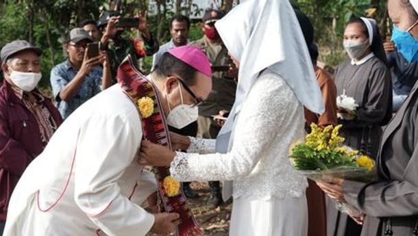  Remaja Masjid Nurul Barokah Mengalungi Uskup Ruteng: Ekspresi Toleransi Beragama di Benteng Jawa, Matim