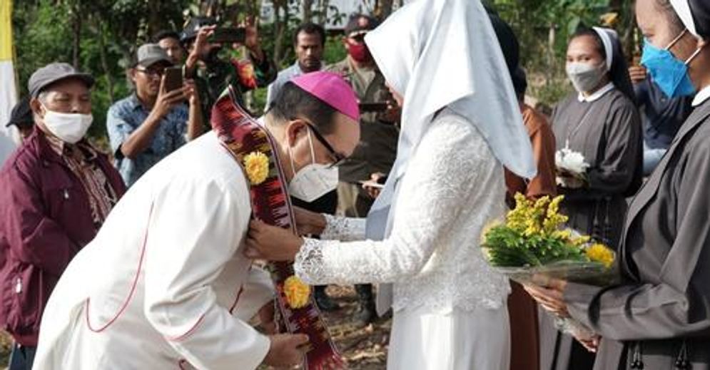 Remaja Masjid Nurul Barokah Mengalungi Uskup Ruteng,  Ekspresi Toleransi Beragama di Benteng Jawa, Matim