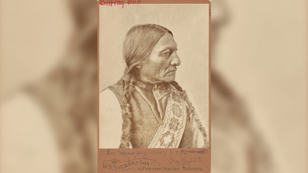 Foto pemimpin penduduk asli Amerika legendaris, Sitting Bull, diambil pada tahun 1885.