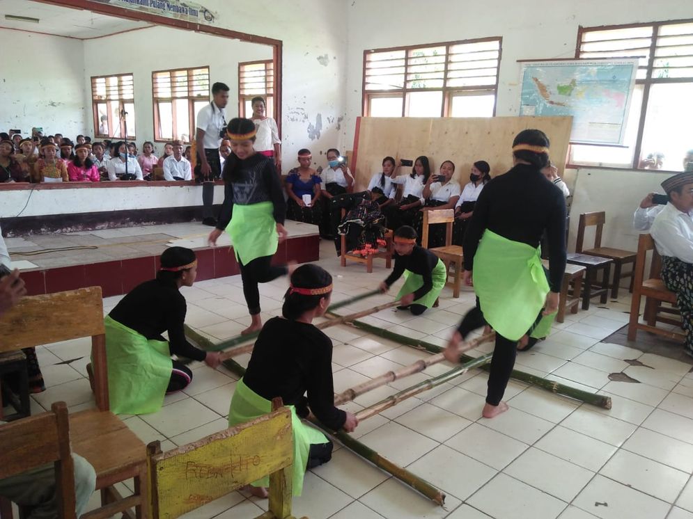 SMPN 5 Borong mengisi Hari Sumpah Pemuda dengan berbagai kegiatan di antaranya menampilkan tarian Rangkuk Alu dan Launching Majalah Sekolah