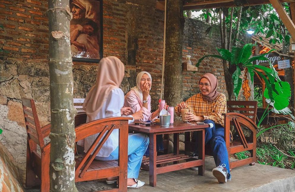 Suasana cafe Maknoni Village