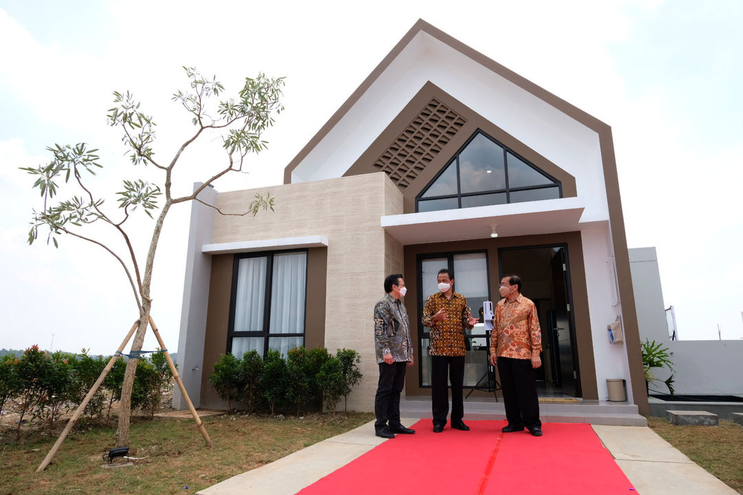 Marketing Director PT Agung Podomoro Land Tbk. (APLN) Agung Wirajaya (tengah), Chief Marketing Officer Kota Podomoro Tenjo Zaldy Wihardja (kiri), dan Kepala Project Kota Podomoro Tenjo Mansyur Wahab (kanan) berbincang disela peresmian enam rumah contoh atau show unit Kota Podomoro Tenjo, Bogor, Jawa Barat, Sabtu, 30 Oktober 2021. Foto: Ismail Pohan/TrenAsia