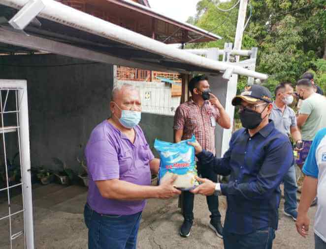Bupati Minahasa Utara, Joune Ganda memberikan bantuan kepada korban bencana di Rap-Rap. (Foto:Istimewa)