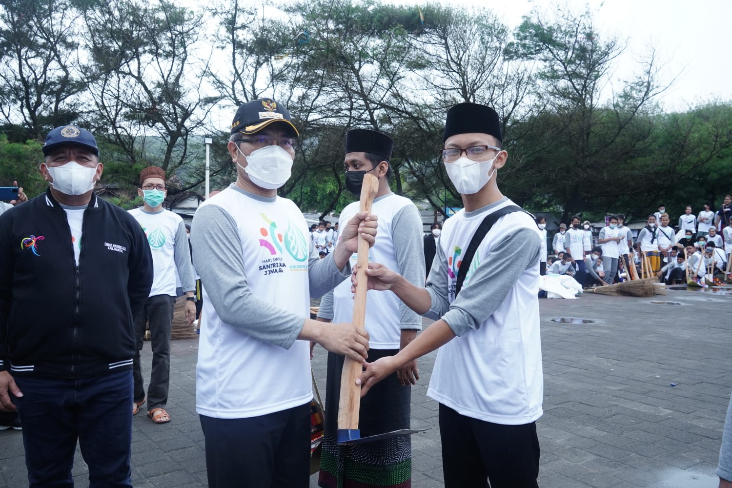 Salah seorang santri tengah menerima cangkul dari Bupati Bantul sebagai simbol dimulainya kegiatan bersih-bersih sampah di Pantai Parangtritis, Sabtu (30/10/2021).