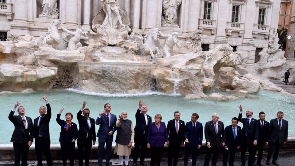 Para pemimpin G20 memperbarui komitmen untuk membatasi pemanasan global Para pemimpin dari 20 ekonomi terbesar dunia setuju untuk mempertahankan target 1,5 derajat untuk mengurangi pemanasan global pada hari terakhir pertemuan puncak dua hari mereka di Roma, yang berusaha menjembatani perpecahan tentang cara terbaik untuk mengurangi emisi karbon menjelang COP26. Oleh Susy Hodges  Komunike yang dikeluarkan pada akhir KTT di Roma mengatakan negara-negara G20 berjanji untuk meningkatkan upaya mereka untuk membatasi pemanasan global pada 1,5 derajat Celcius.  Ini adalah tingkat kunci yang dikatakan para ilmuwan diperlukan untuk menghindari pola iklim baru yang membawa bencana.  Namun para pengamat mengatakan komunike tersebut berisi beberapa tindakan nyata untuk membatasi emisi karbon tersebut.  Mengatasi perpecahan Para pemimpin menghadiri KTT G20 secara langsung pertama mereka sejak pandemi Covid-19, dan agenda mereka tidak hanya mencakup perubahan iklim tetapi juga pemulihan ekonomi internasional, vaksin Covid-19, dan kenaikan harga energi.  Dalam pidato pembukaannya di KTT, Perdana Menteri Italia Mario Draghi mengatakan pemerintah harus bekerja sama untuk menghadapi tantangan berat yang dihadapi dunia kita, memperingatkan bahwa "melakukannya sendiri bukanlah pilihan."  Kelompok G20 terdiri dari 19 negara dan Uni Eropa, dan bersama-sama mereka menyumbang 80 persen dari emisi karbon atau gas rumah kaca dunia.  Vaksin untuk negara berkembang Pada hari pertama pertemuan puncak mereka, para pemimpin G20 sepakat untuk memasok lebih banyak vaksin Covid ke negara-negara miskin dengan janji untuk memvaksinasi 70 persen populasi dunia terhadap Covid-19 pada pertengahan 2022.  Menjelang KTT, para aktivis telah mendesak negara-negara G20 untuk mengakhiri skandal ketidaksetaraan vaksin global, mencatat bahwa kurang dari 10 persen populasi di negara-negara miskin telah divaksinasi hingga sekarang.  Mereka meminta negara-negara kaya untuk berhenti menimbun vaksin dan membantu memastikan bahwa target PBB untuk memvaksinasi 40 persen populasi di negara-negara miskin dan berpenghasilan menengah ke bawah terpenuhi pada akhir tahun ini.  Lantai pajak perusahaan KTT juga melihat kesepakatan tentang tarif pajak minimum global sebesar 15 persen yang bertujuan untuk menghentikan bisnis besar dari menyembunyikan keuntungan di surga pajak.  KTT G20 datang tepat sebelum pembukaan konferensi perubahan iklim PBB COP26 yang penting pada hari Minggu di Glasgow, Skotlandia.  Konferensi COP26 dilihat oleh banyak ilmuwan sebagai kesempatan terakhir untuk mengamankan kesepakatan untuk menjaga pemanasan global di bawah 1,5 derajat Celcius.  Para pemimpin dunia yang menghadiri G20 berpose untuk foto di depan air mancur Trevi yang terkenal di Roma