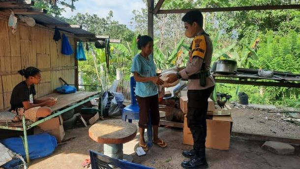 Polsek Nangaroro Bagikan Beras Bantuan Polri