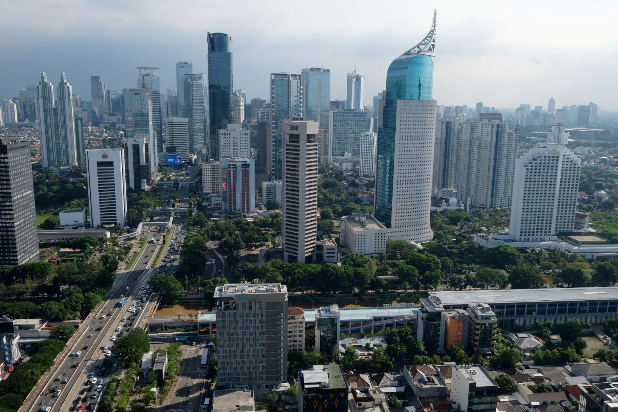 Lanskap gedung bertingkat dan perkantoran di Jakarta, Senin, 1 November 2021. Foto: Ismail Pohan/TrenAsia