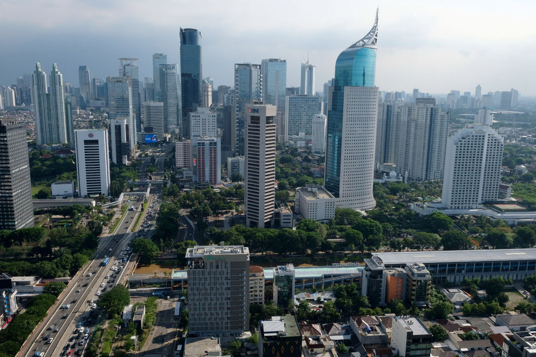 Lanskap gedung bertingkat dan perkantoran di Jakarta, Senin, 1 November 2021. Foto: Ismail Pohan/TrenAsia