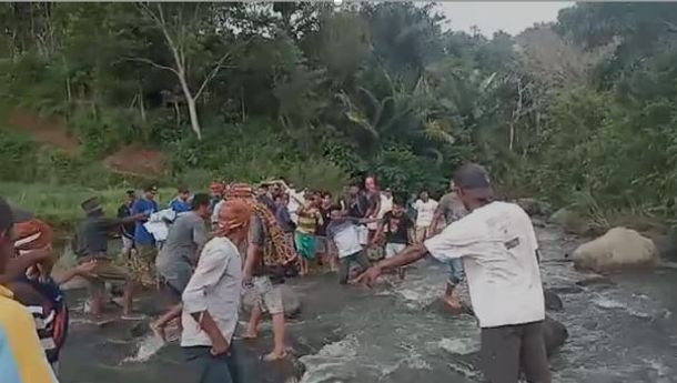 Di Manggarai Barat, Tak Ada Akses Jalan,  Jenazah Terpaksa Ditandu Melewati Sungai 