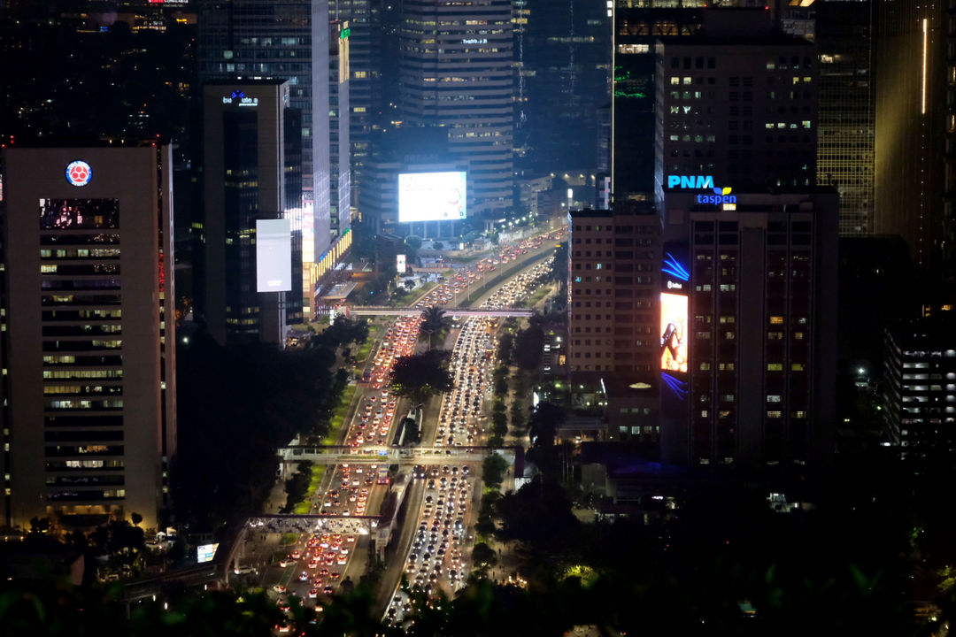 Pengendara terjebak kemacetan di ruas jalan Thamrin-Sudirman, Jakarta. Foto: Ismail Pohan/TrenAsia