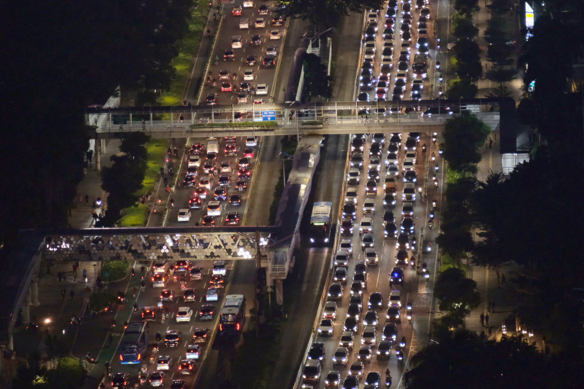 Pengendara terjebak kemacetan di ruas jalan Thamrin-Sudirman, Jakarta. Foto: Ismail Pohan/TrenAsia