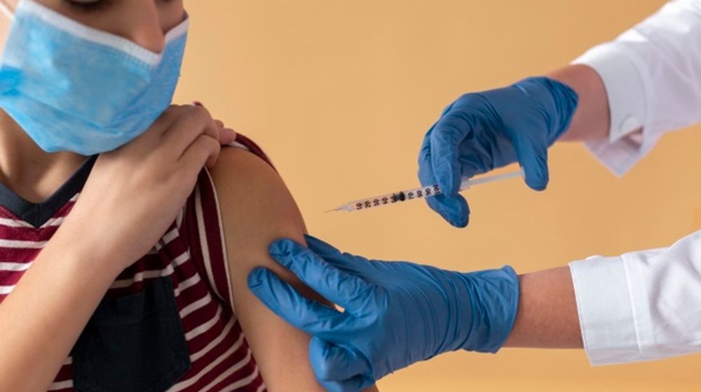 Nakes memberikan suntikan vaksin Covid-19