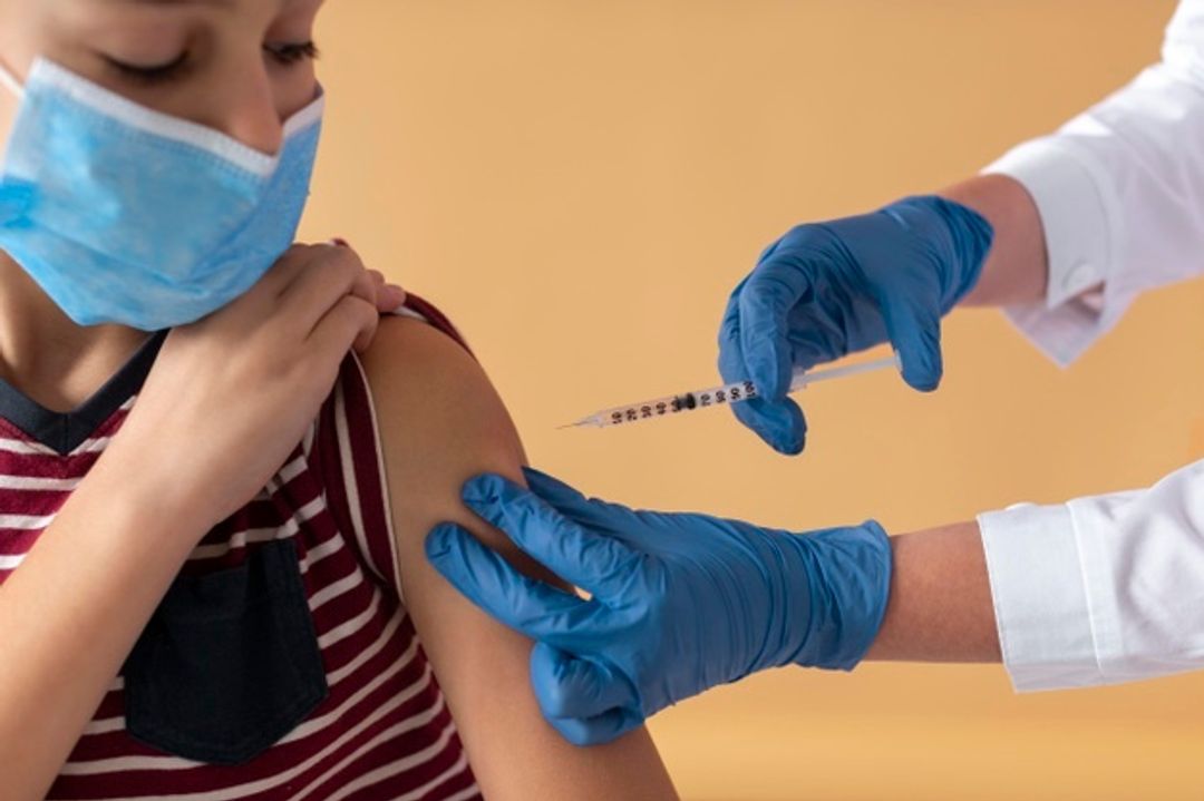 <p>Ilustrasi nakes memberikan suntikan vaksin/Foto: FreePik</p>
