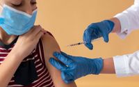 Nakes memberikan suntikan vaksin Covid-19