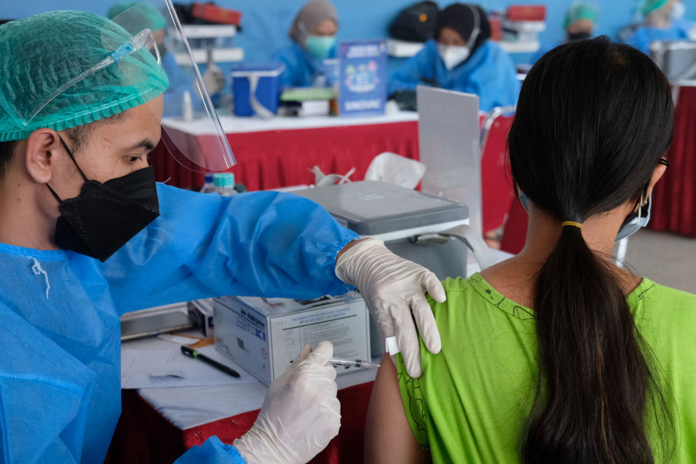 Warga mengikuti vaksinasi yang di gelar oleh Himpunan Pengusaha Muda Indonesia (HIPMI). 