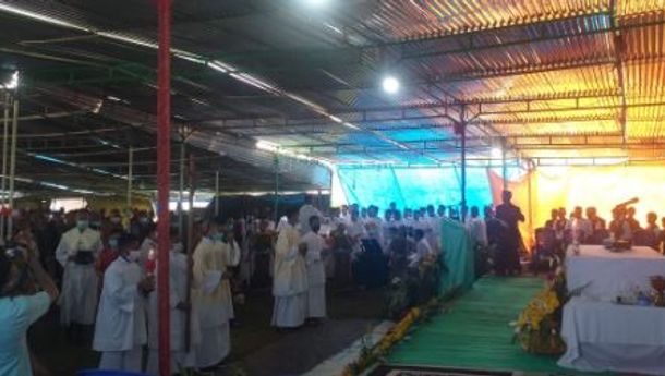 Ratusan Umat Hadiri Misa Syukuran Imam Baru di Wae Mbeleng, Begini Suasananya