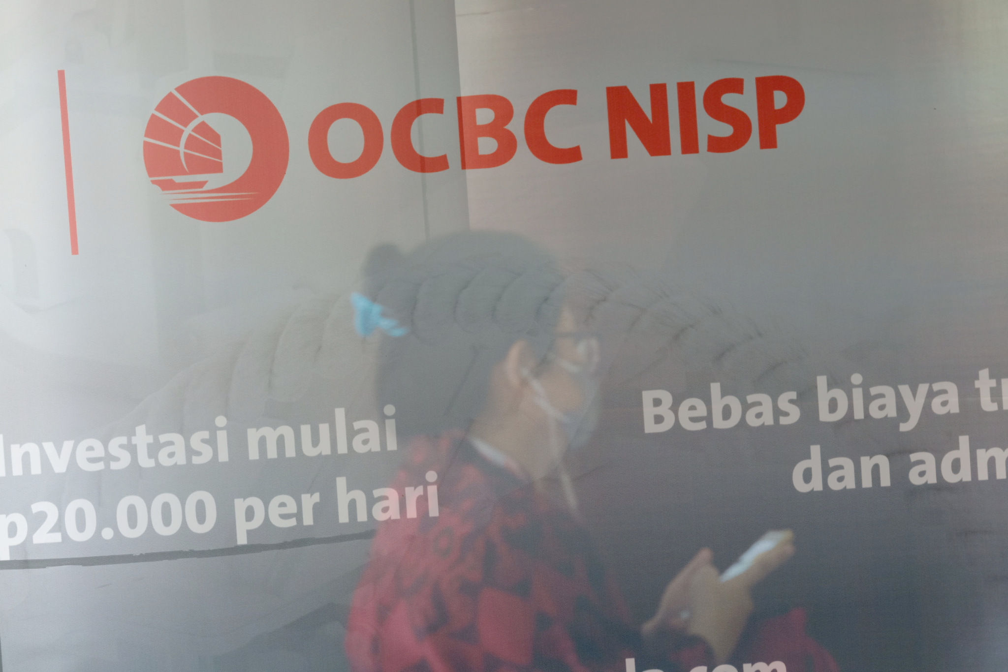 Karyawan beraktivitas di kantor Bank OCBC NISP, Kuningan, Jakarta, Selasa, 2 November 2021. Foto: Ismail Pohan/TrenAsia