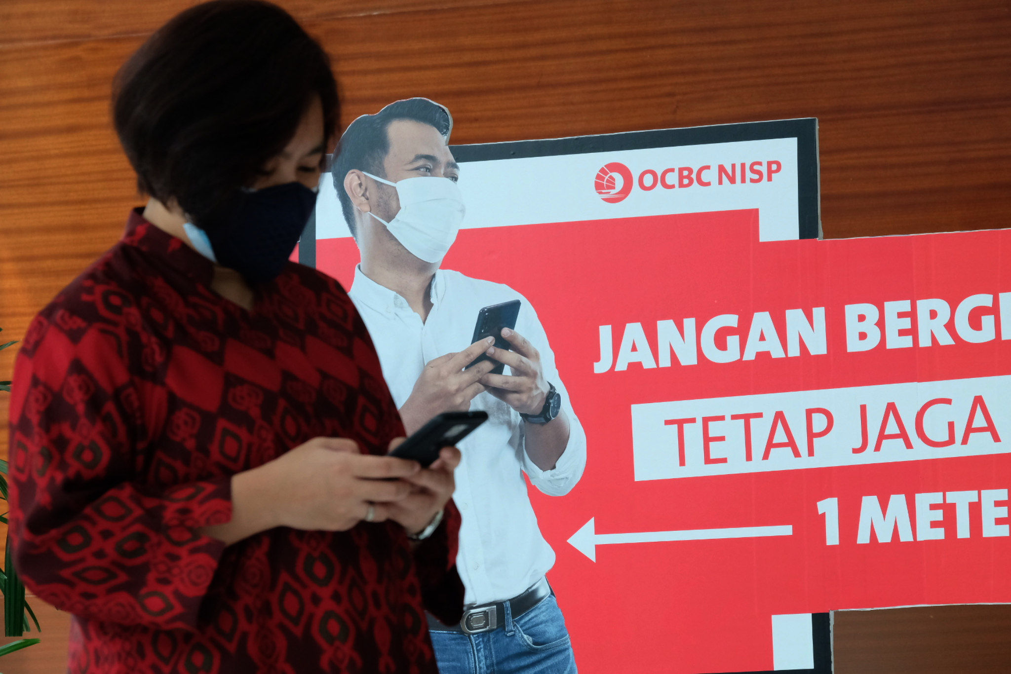 Karyawan beraktivitas di kantor Bank OCBC NISP, Kuningan, Jakarta, Selasa, 2 November 2021. Foto: Ismail Pohan/TrenAsia