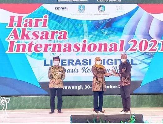 Bupati Pacitan Menerima Peghargaan Juara Vaforit Videografi Inovasi Digital dari Gubernur Jawa Timur