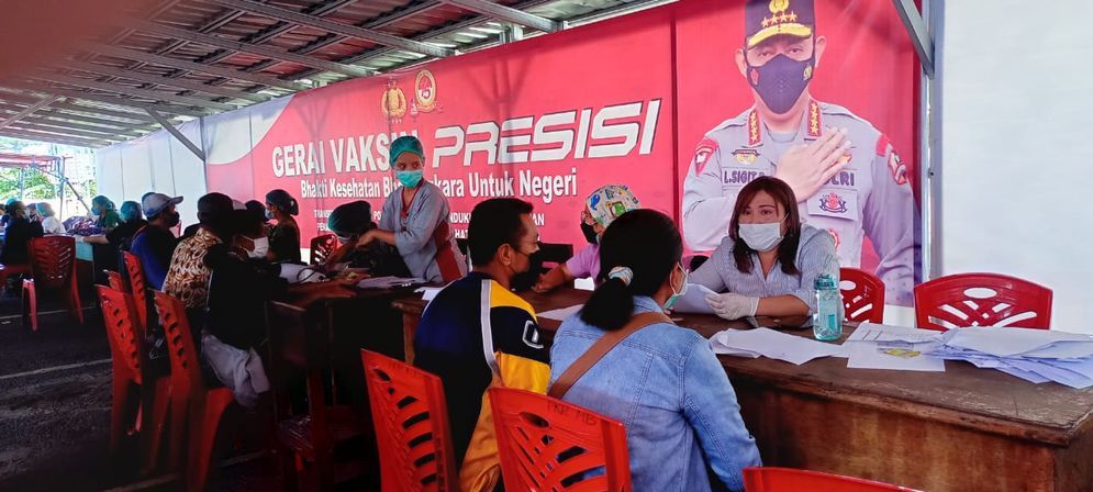 Polres Manggarai gelar vaksinasi untuk remaja dan orang dewasa, Selasa, 02 November 2021.