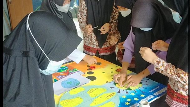 Tumbuhkan Kreativitas Siswa Lewat Majalah Dinding