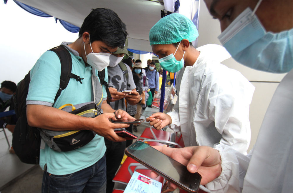 Calon penumpang pesawat mengantre untuk mengikuti tes cepat antigen di area Terminal 2 Bandara Soekarno Hatta, Tangerang, Banten, Selasa, 22 Desember 2020.