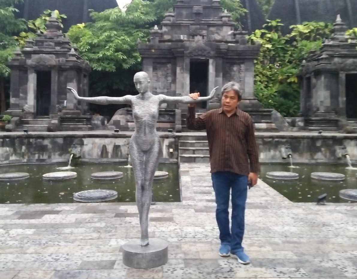 Seniman Timbul Raharjo akan menggelar pameran tunggal dengan tema ‘My Self & I #4 di Candi Tirto Raharjo, Bantul, Daerah Istimewa Yogyakarta, 8-13 November 2021.