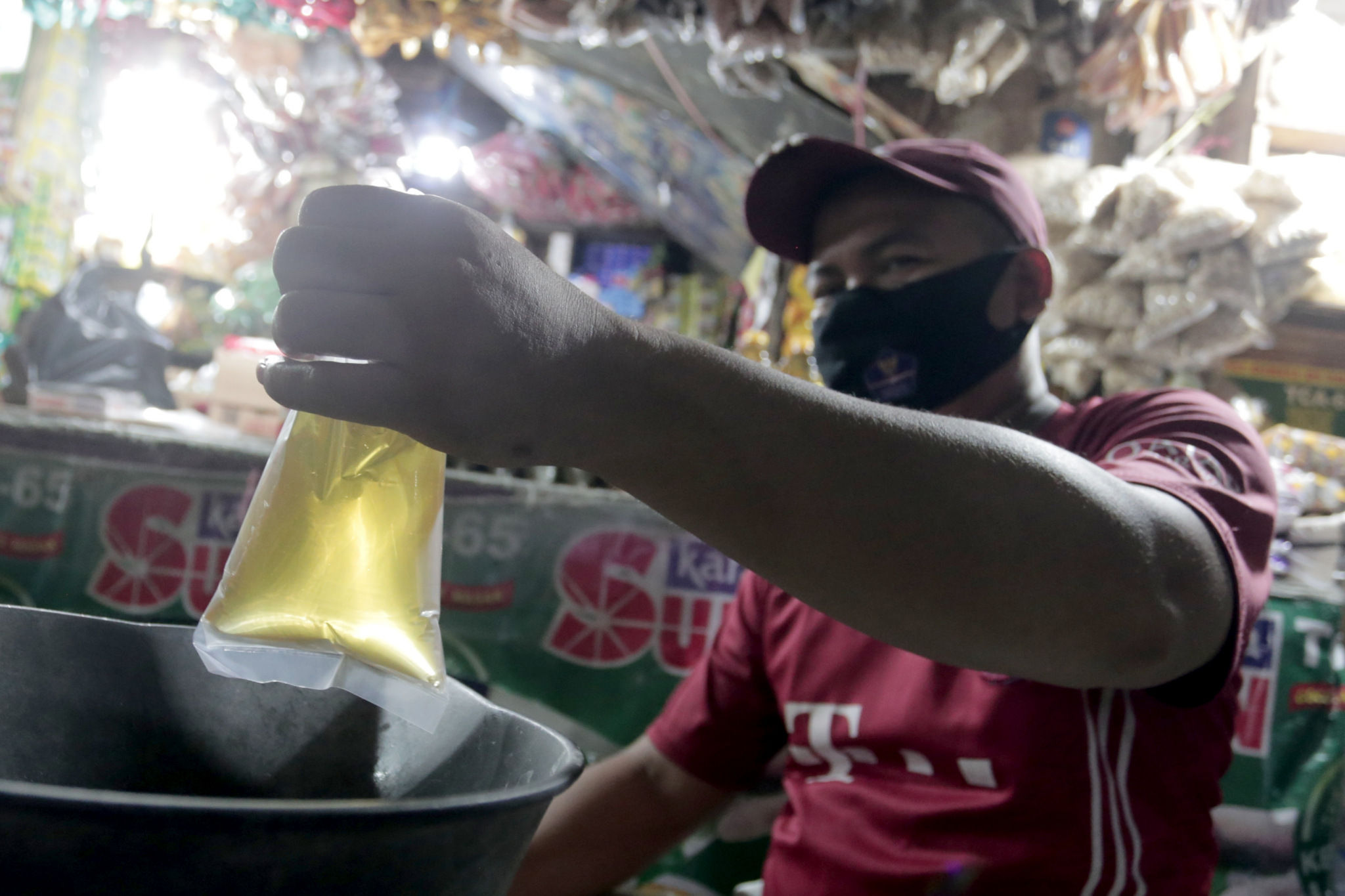 Pedagang mengemas minyak curah di salah satu kios pasar tradisional di Jakarta, Kamis, 4 November 2021. Foto: Ismail Pohan/TrenAsia